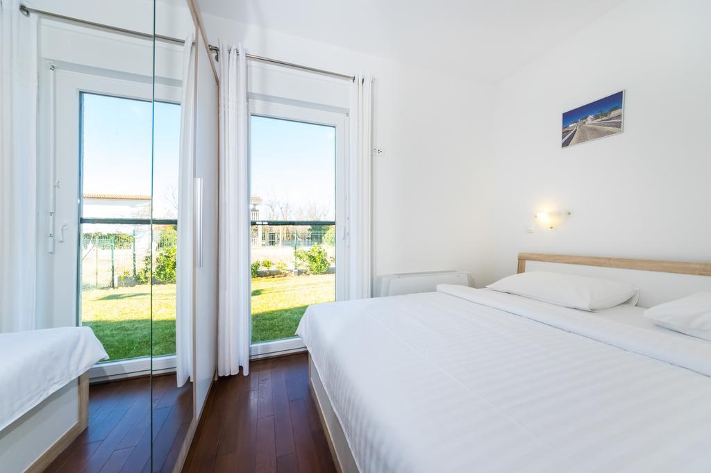 Queen Beach Apartments Nin Esterno foto